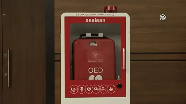Ankara Valiliği: "ASELSAN imzalı yerli OED cihazları, Türkçe sesli komut sistemiyle hastanın kalp ritmini analiz ederek müdahale için şok gerekip gerekmediğine karar vermekte, ambulans ekibi olay yerine ulaşıncaya kadar hastanın hayata tutunmasını sağlayan bir yaşam köprüsü görevi üstlenmektedir"