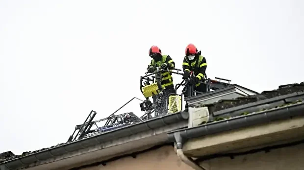 Les pompiers interviennent sur un site où au moins cinq personnes ont trouvé la mort à la suite d'un incendie, à Neuves-Maisons, dans l'est de la France, le 30 novembre 2025.