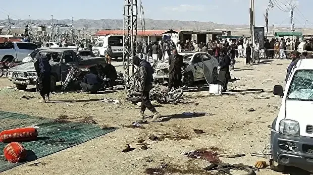 Une attaque contre un véhicule de police à Dera Ismail Khan, dans le nord-ouest du Pakistan, a causé la mort de trois agents, alors que les violences se multiplient dans la région.