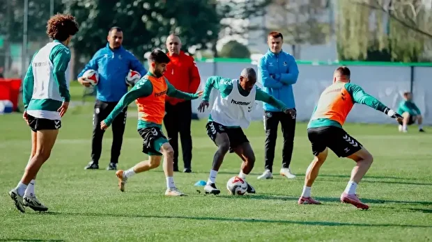 İdmanda futbolcuların oldukça istekli olduğu görüldü. 