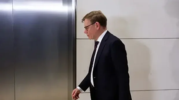 Le ministre allemand des Affaires étrangères, Johann Wadephul, passe devant un ascenseur du bâtiment du Reichstag, siège de la chambre basse du Parlement allemand, le Bundestag, à Berlin, le 2 décembre 2025, en marge d'une réunion du groupe parlementaire de l'union des partis conservateurs CDU/CSU. 