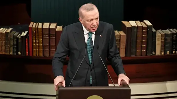 Le président turc Recep Tayyip Erdogan s'adresse à une réunion rassemblant le pape et des représentants des autorités turques, de la société civile et du corps diplomatique dans le cadre de la visite officielle du pape à la Bibliothèque nationale turque à Ankara, le 27 novembre 2025.