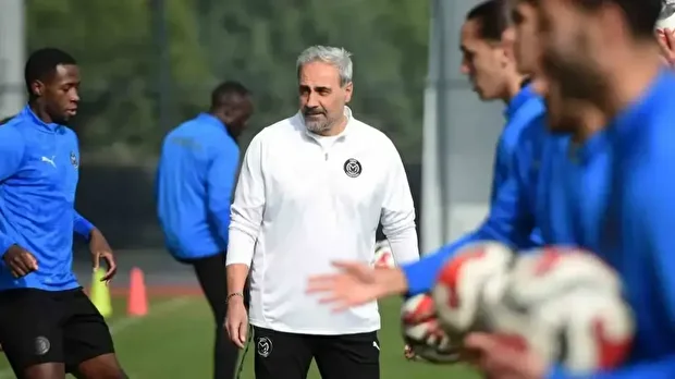 Mustafa Dalcı idmanda oyuncularına uyarılarda bulundu. 