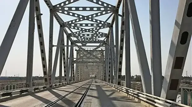 La réouverture du pont Termez-Hairatan rétablit les liaisons directes entre l'Ouzbékistan et l'Afghanistan, réduit les temps de transit et favorise le commerce et les exportations grâce à des mesures incitatives mises en place par le gouvernement pour soutenir les entreprises.