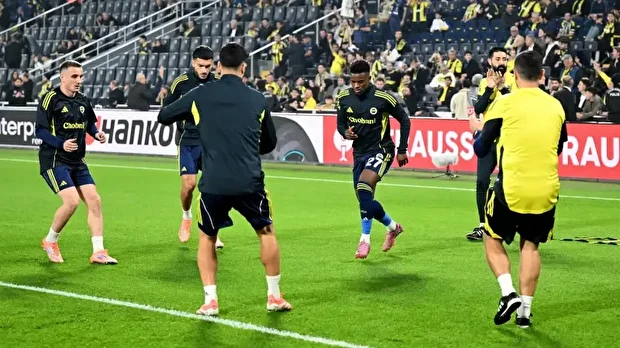 UEFA Avrupa Ligi 5. Haftasında Fenerbahçe ile Ferencvaros, Chobani Stadı'nda karşılaştı. Karşılaşma öncesi Fenerbahçe oyuncuları ısınmak için sahaya çıktı.