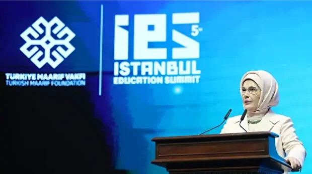 L'épouse du président turc Recep Tayyip Erdogan, Emine Erdogan, prononce un discours lors du 5e Sommet de l'éducation d'Istanbul organisé par la Fondation turque Maarif au Centre culturel Atatürk à Istanbul, en Türkiye, le 5 décembre 2025.