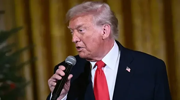 Le président américain Donald Trump s'entretient avec son épouse, la Première dame Melania Trump, alors qu'ils assistent à un concert d'Andrea Bocelli dans la salle Est de la Maison Blanche à Washington, DC, le 5 décembre 2025. 

