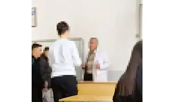 Ankara’da bir lisede çekilen ve öğrencilerin öğretmenlerini sözlü ve fiziki olarak rahatsız ettiği görüntüler sosyal medyada büyük tepki topladı.