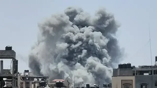 قوات الاحتلال تشن غارات عنيفة وتنسف مباني سكنية بأنحاء متفرقة من غزة 
