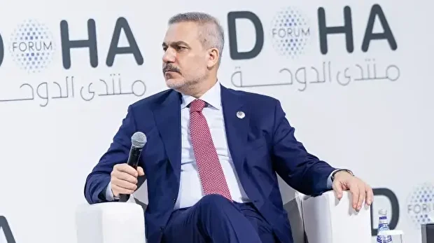 Le ministre turc des Affaires étrangères, Hakan Fidan, participe à la session "Newsmaker Interview" (Entretien avec une personnalité) lors du Forum de Doha 2025 à Doha, au Qatar, le 6 décembre 2025. Il répond aux questions de Patrick Wintour, rédacteur en chef de la rubrique diplomatie du Guardian.