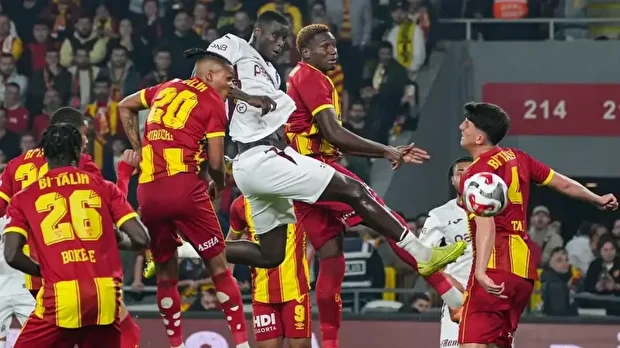 Onuachu'nun Göztepe savunma oyuncuları arasındaki hava topu mücadelesi.