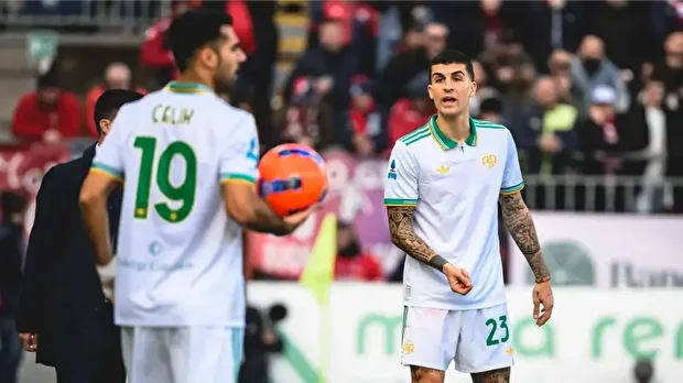 Maça ilk 11'de başayan Zeki Çelik, takımını 10 kişi bıraktı. 