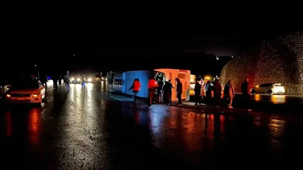 Yaralılar çevredeki hastanelere kaldırıldı, kazayla ilgili soruşturma başlatıldı.