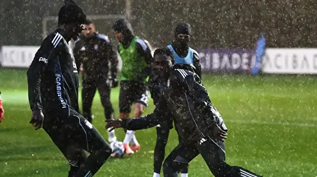 Siyah-beyazlılar idmanı yağmur altında gerçekleştirdi. 