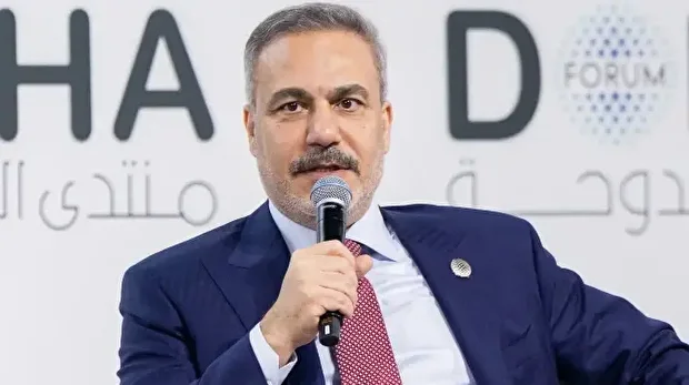 Le ministre turc des Affaires étrangères, Hakan Fidan, participe à la session "Interview avec une personnalité" lors du Forum de Doha 2025 à Doha, au Qatar, le 6 décembre 2025. Il répond aux questions de Patrick Wintour, rédacteur en chef de la rubrique diplomatie du Guardian.