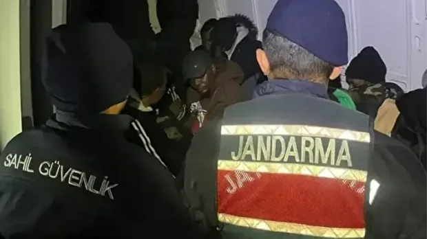 Yakalanan göçmenler, İl Göç İdaresi Müdürlüğü’ne teslim edilirken göçmen kaçakçılığı faaliyetlerinde bulunduğu öne sürülen 4 şüpheli gözaltına alındı. 