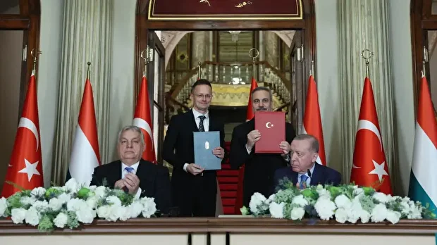 Cumhurbaşkanı Erdoğan ile Macaristan Başbakanı Orban, baş başa ve heyetler arası görüşmelerin ardından anlaşmalara imza attı.