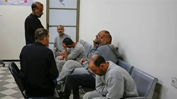 الاحتلال الإسرائيلي يفرج عن 5 أسرى فلسطينيين نُقلوا لمستشفى وسط غزة