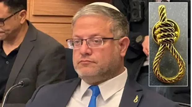 Yakasında rozetle fotoğrafını paylaşan Ben-Gvir, bunun, Filistinli tutuklulara idam cezası getiren yasanın çıkarılması konusunda partisinin ısrarının bir göstergesi olduğunu savundu.