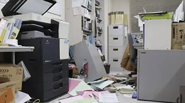 زلزلے کے نتیجے میں کچھ ٹرین سروسز معطل کردی گئی ہیں اور ہزاروں گھروں میں بجلی بھی منقطع ہے۔
