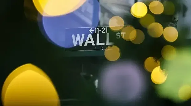  Vue de la Bourse de New York (NYSE) et du sapin de Noël le 5 décembre 2025 à New York.