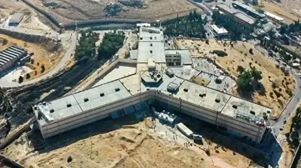 عام على التحرير.. وحشية الأسد وسجونه خالدة في ذاكرة السوريين 