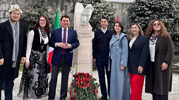 В Риме открыли памятник писателю Чингизу Айтматову.