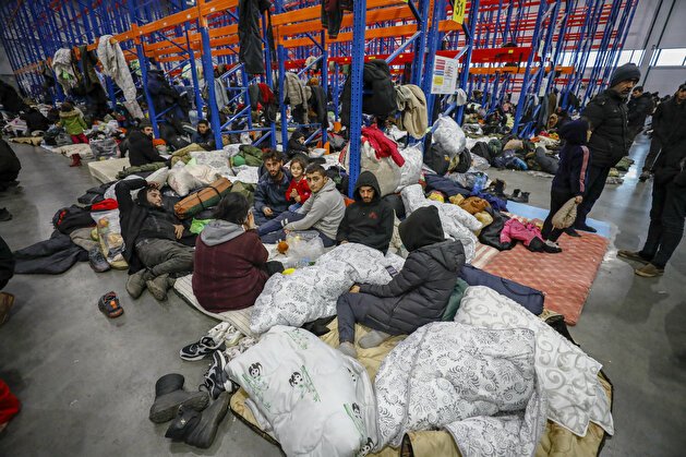 Belarus gov't moves migrants at Polish border to heated warehouse