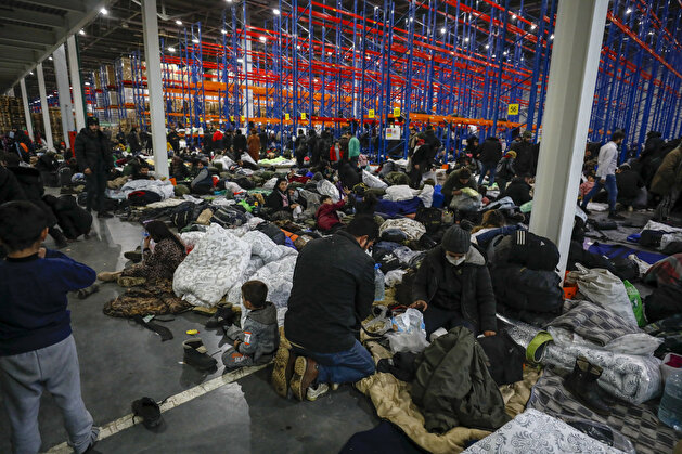 Belarus gov't moves migrants at Polish border to heated warehouse