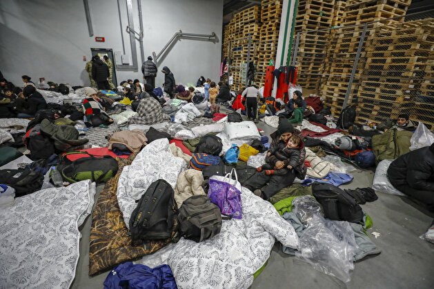 Belarus gov't moves migrants at Polish border to heated warehouse
