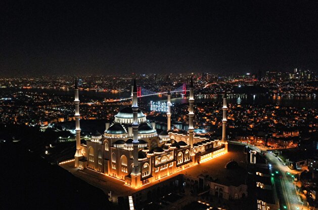 Istanbul's illuminated Çamlıca Mosque welcomes holy month of Ramadan