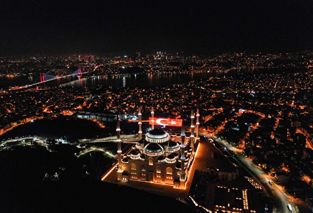 Istanbul's illuminated Çamlıca Mosque welcomes holy month of Ramadan