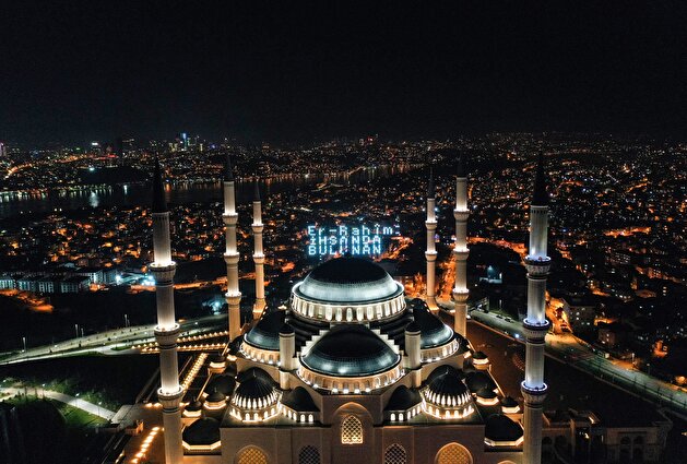 Istanbul's illuminated Çamlıca Mosque welcomes holy month of Ramadan