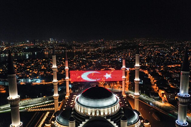 Istanbul's illuminated Çamlıca Mosque welcomes holy month of Ramadan