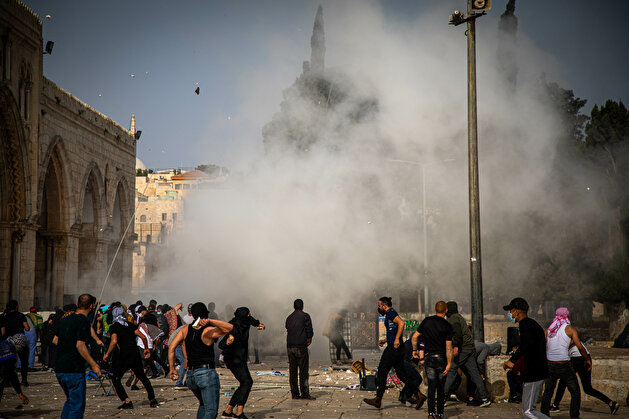 Israeli police fire tear gas, rubber bullets at Palestinians guarding Al-Aqsa Mosque against extremist Jews