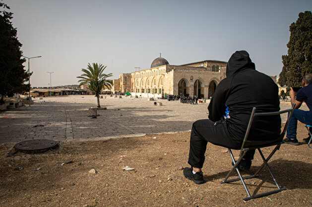 Israeli police fire tear gas, rubber bullets at Palestinians guarding Al-Aqsa Mosque against extremist Jews