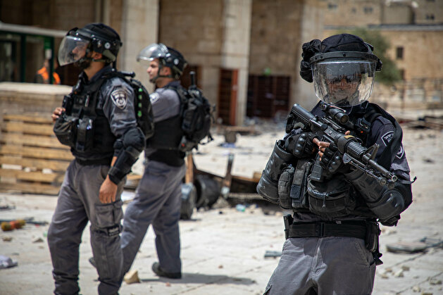 Israeli police fire tear gas, rubber bullets at Palestinians guarding Al-Aqsa Mosque against extremist Jews