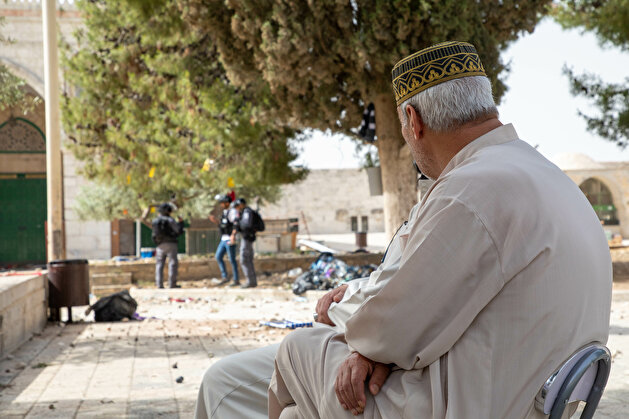 Israeli police fire tear gas, rubber bullets at Palestinians guarding Al-Aqsa Mosque against extremist Jews
