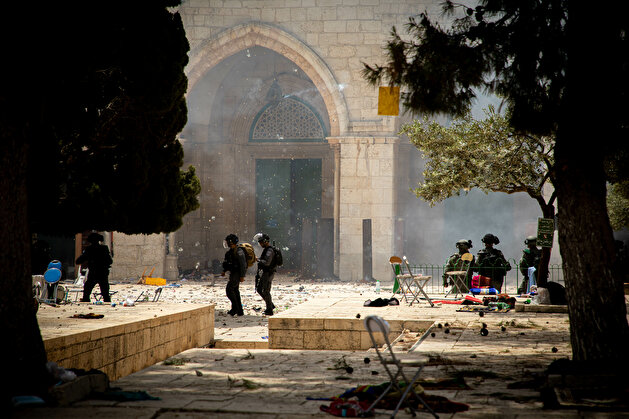 Israeli police fire tear gas, rubber bullets at Palestinians guarding Al-Aqsa Mosque against extremist Jews