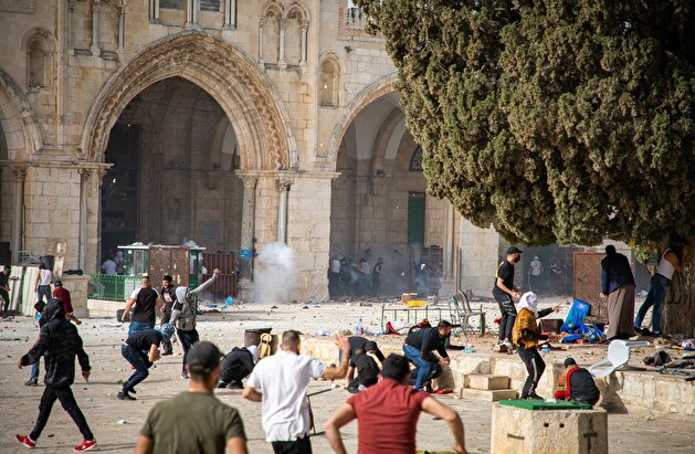 Israeli police fire tear gas, rubber bullets at Palestinians guarding Al-Aqsa Mosque against extremist Jews