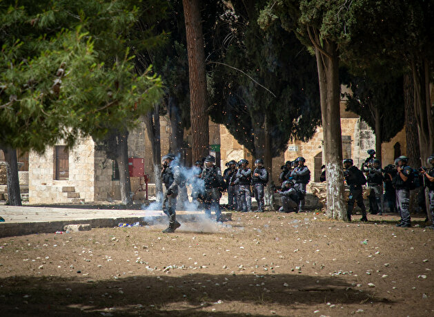 Israeli police fire tear gas, rubber bullets at Palestinians guarding Al-Aqsa Mosque against extremist Jews