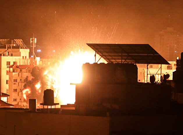 Israeli warplanes hit buildings in Gaza Strip