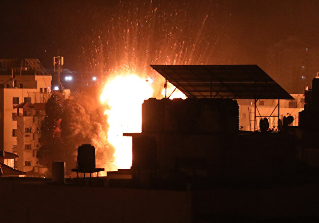 Israeli warplanes hit buildings in Gaza Strip
