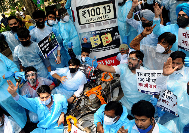 Protest against fuel price hike in New Delhi
