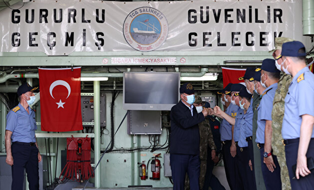 Turkish Def Min addresses navy personnel during East Med drills