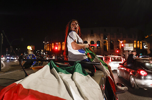 Italians celebrate the EURO 2020 trophy