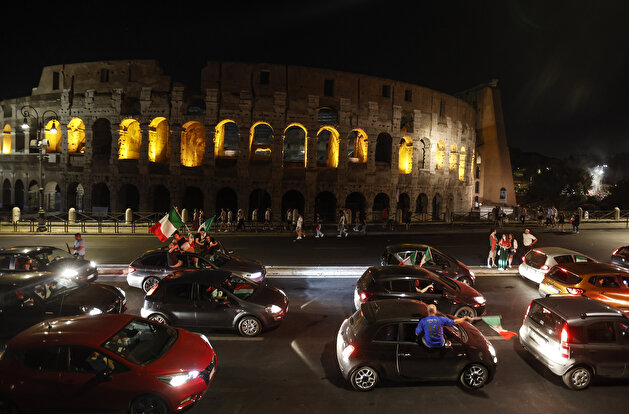 Italians celebrate the EURO 2020 trophy