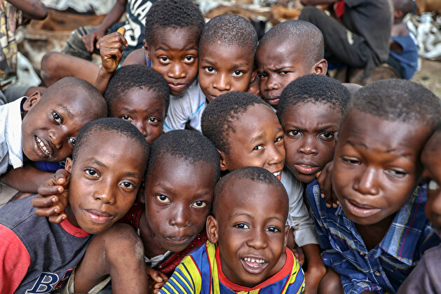 Colorful braids put smiles on kids' faces in Guinea