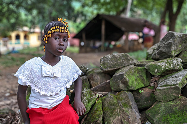 Colorful braids put smiles on kids' faces in Guinea