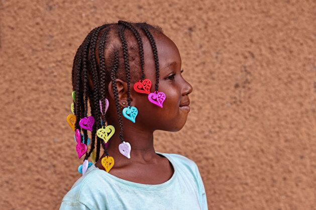 Colorful braids put smiles on kids' faces in Guinea